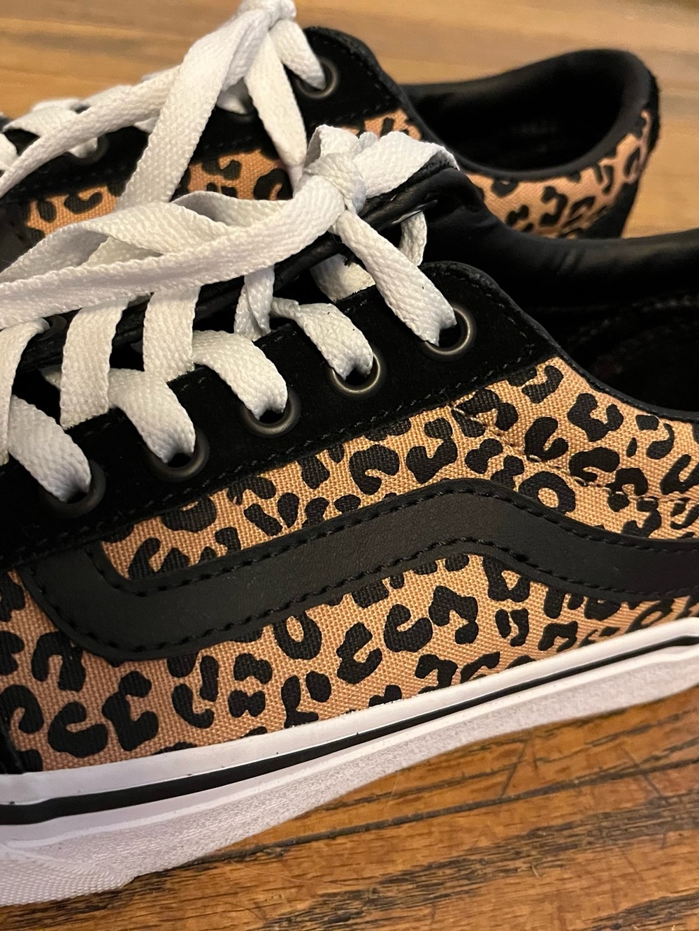 Vans Women's Old Skool Leopard Print Shoes - Picture 2 of 4